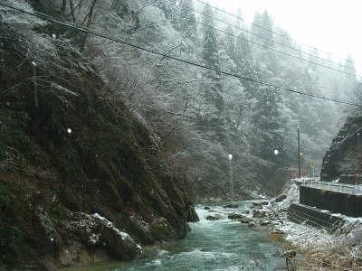 渓谷の雪景色